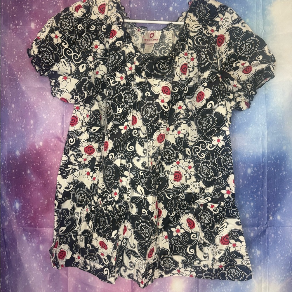 Women’s floral scrub top 🛍